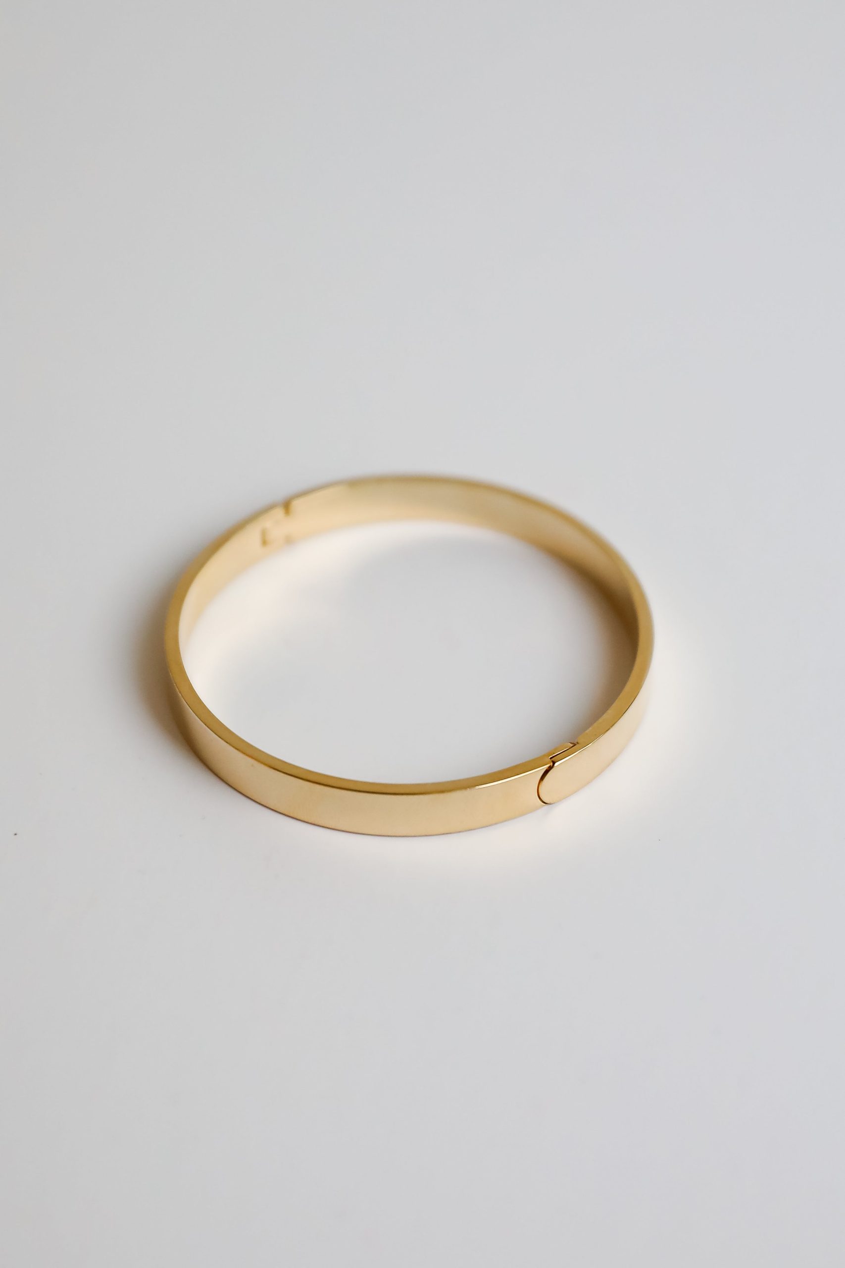 shopdressup_gold_cuff_bangle-4_7dd5979a-5c97-4656-af54-1c2dff5a7fe3.jpg