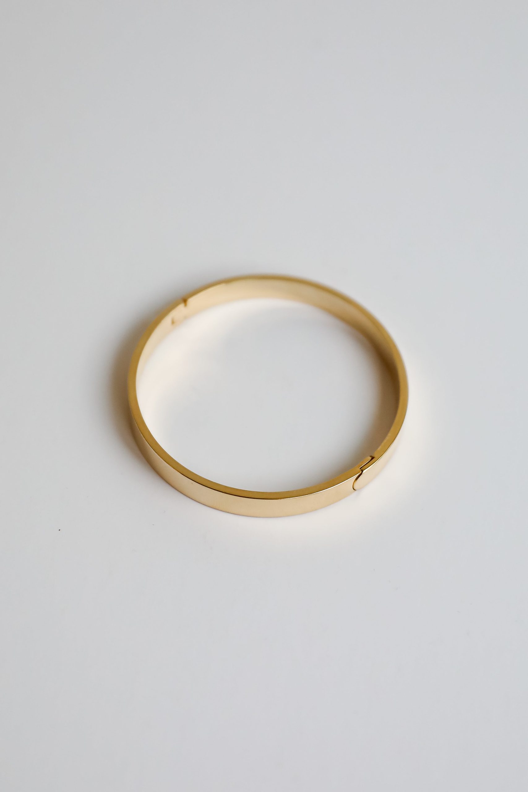 shopdressup_gold_cuff_bangle-5_a7e2cedd-36d9-4f87-9dc4-832d6b8c9db4.jpg